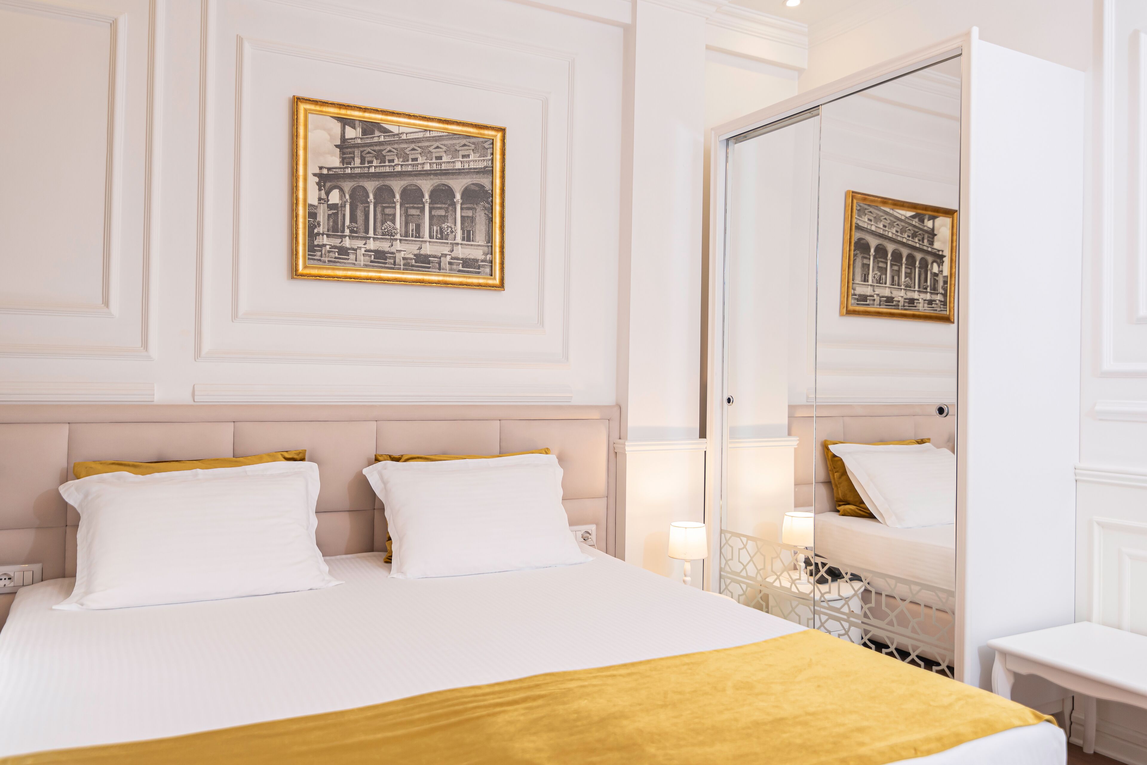 奢华双人房 | 高档床上用品、迷你吧、客房内保险箱、办公桌