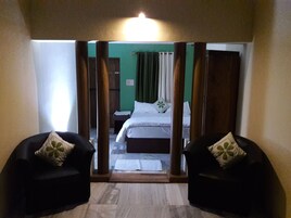 2 habitaciones y tabla de planchar con plancha 