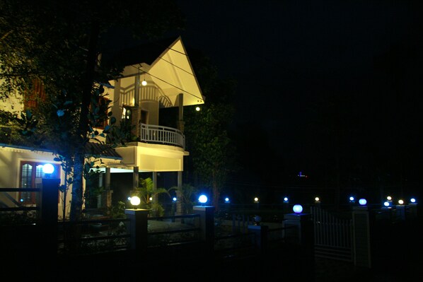 Villa, 4 soverom, røyk, balkong | Fasade