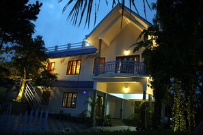 Villa - 4 sovrum - rökare - balkong | Boendets ingång