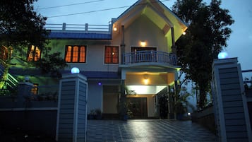 Villa, 4 Bedrooms, Smoking, Balcony | Property entrance