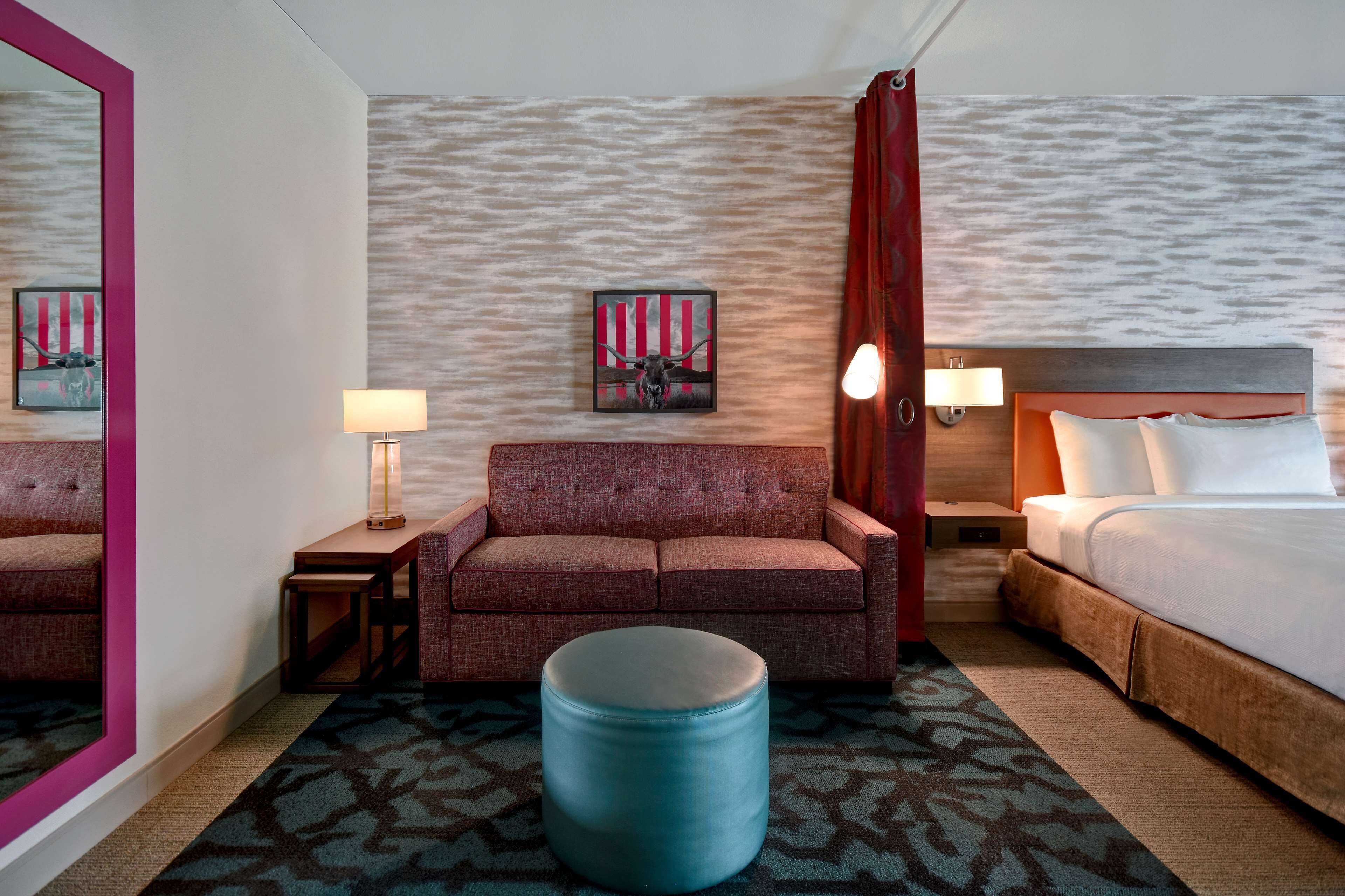 studio, 2 queen beds, non smoking | living area