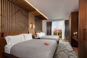 Suite, 2 queensize bedden (Mobility & Hearing, Roll-in Shower) | Een minibar, een kluis op de kamer, individueel gedecoreerd