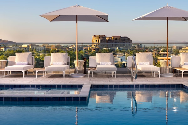 Piscina all'aperto, cabanas (a pagamento), ombrelloni da piscina