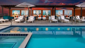 Piscine extérieure, tentes de plage, parasols de plage