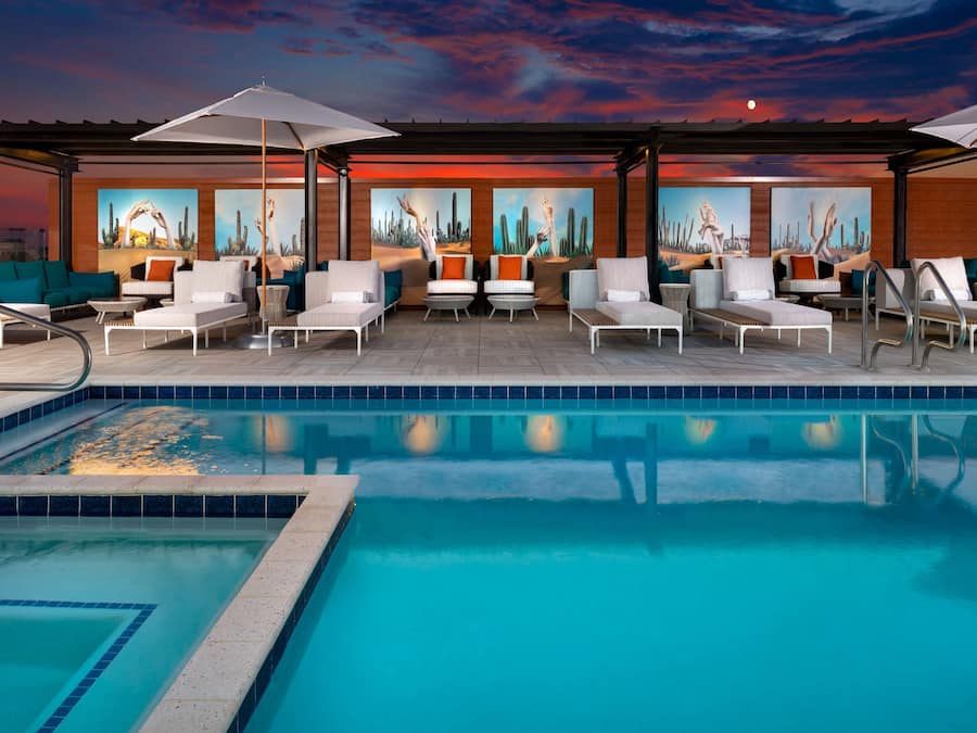 Ulkouima-allas avoinna 8.00–22.00, maksullisia cabañoita, aurinkovarjoja