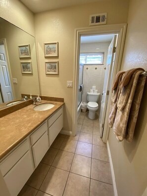 Combined shower/bathtub, hair dryer, towels