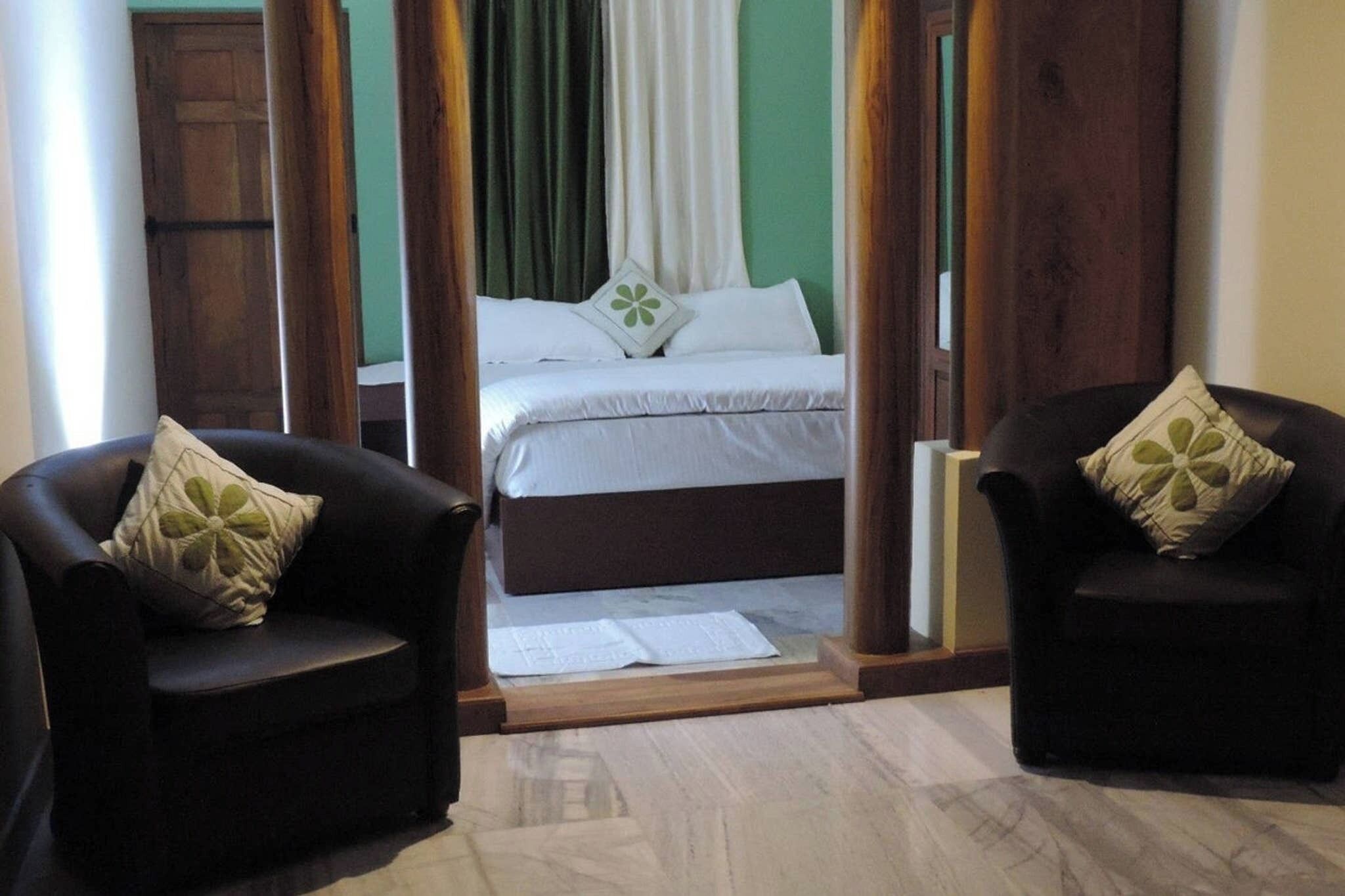 Room, 1 Bedroom, Fireplace, Garden View | Living room