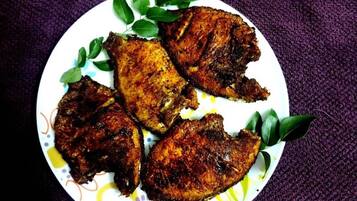 Room, 1 Bedroom, Fireplace, Garden View | Dining