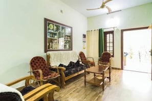 Room, 1 Bedroom, Fireplace, Garden View | Interior