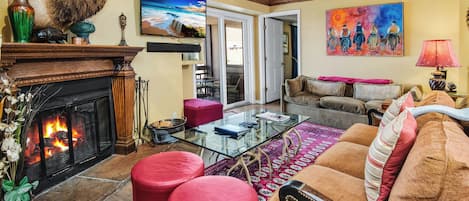 Televisión, chimenea y reproductor de DVD