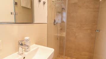 Standard Double Room | Bathroom | Hair dryer, towels, soap, shampoo