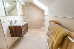 Standard Apartment | Bathroom | Hair dryer, towels, soap, shampoo - Gästehaus Neu am Passionstheater (Oberammergau)
