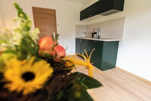 Standard Apartment | In-room dining - Gästehaus Neu am Passionstheater (Oberammergau)