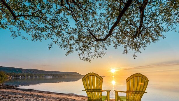 Two chairs facing a sunset over a lake with a tree overhead. - Mountain View Boutique Suite with contactless entry - The Lake at Blue Mountains (The Blue Mountains)