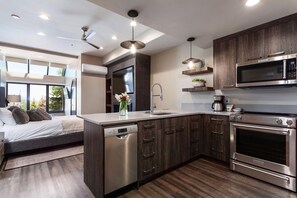 Geladeira, micro-ondas, fogão, cooktop