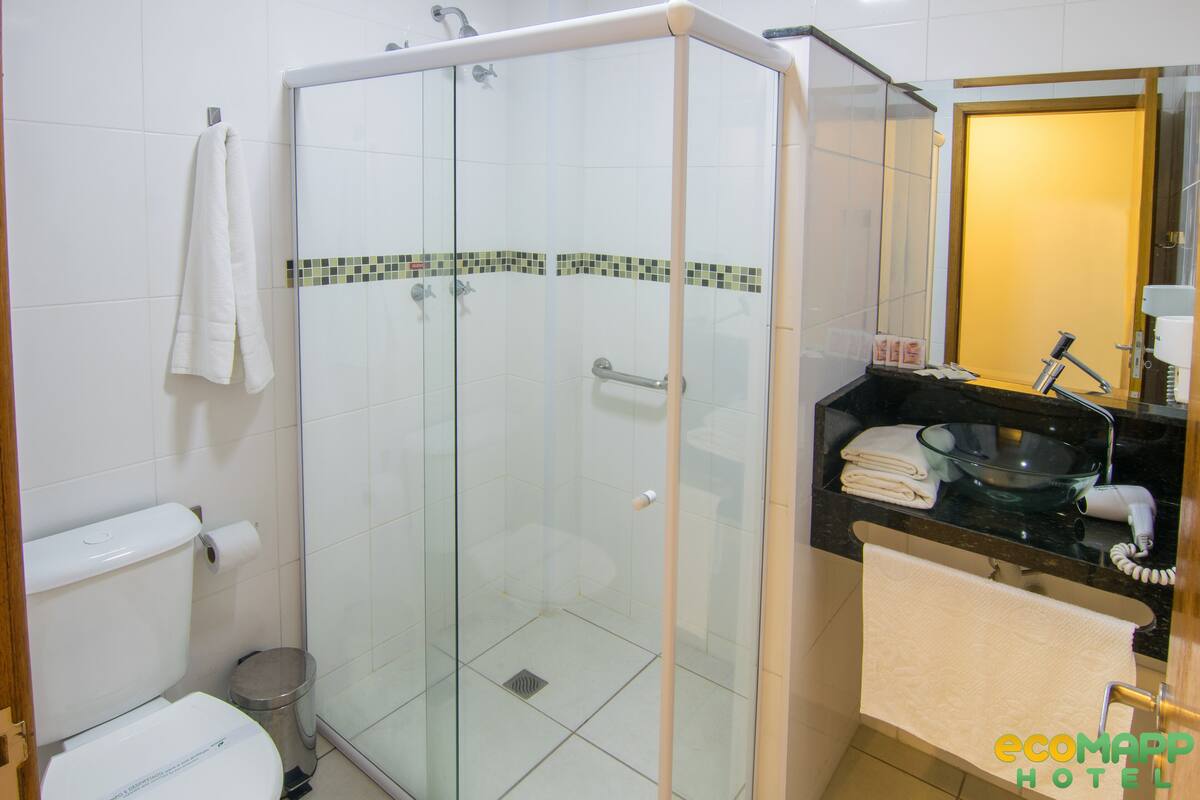 shower, hydromassage showerhead, free toiletries, hair dryer