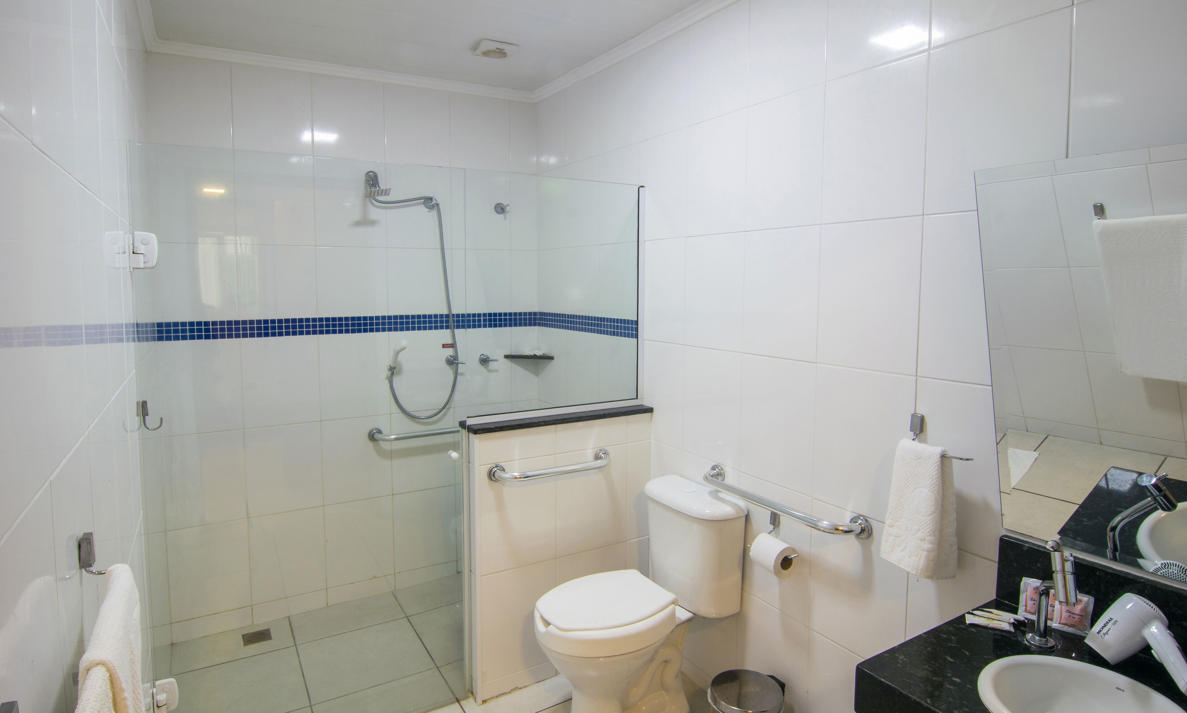 comfort double room | bathroom | shower, hydromassage showerhead, free toiletries, hair dryer
