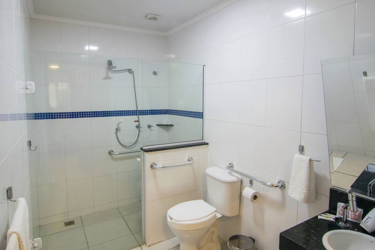 comfort double room | bathroom | shower, hydromassage showerhead, free toiletries, hair dryer
