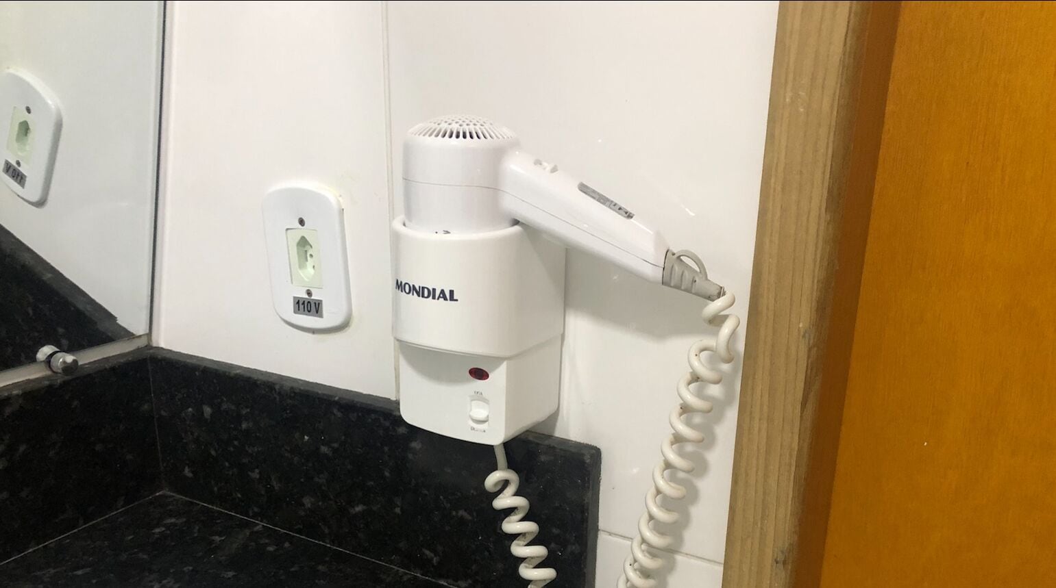 shower, hydromassage showerhead, free toiletries, hair dryer