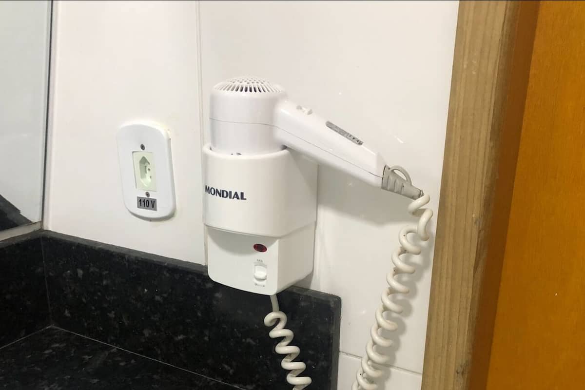 shower, hydromassage showerhead, free toiletries, hair dryer