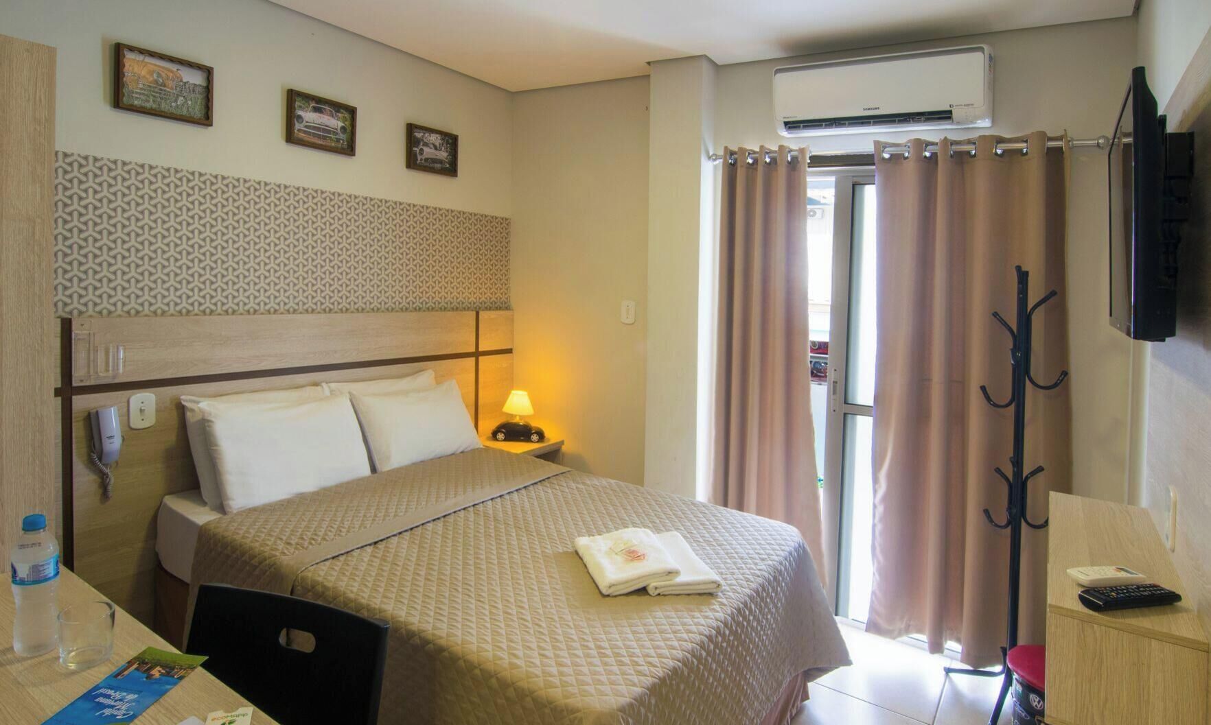 Ropa de cama hipoalergénica, minibar, escritorio