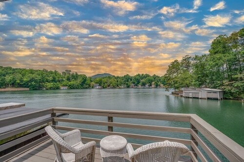 Max's Blue Lakeside Cottage | A Classic Lake Lure Getaway
