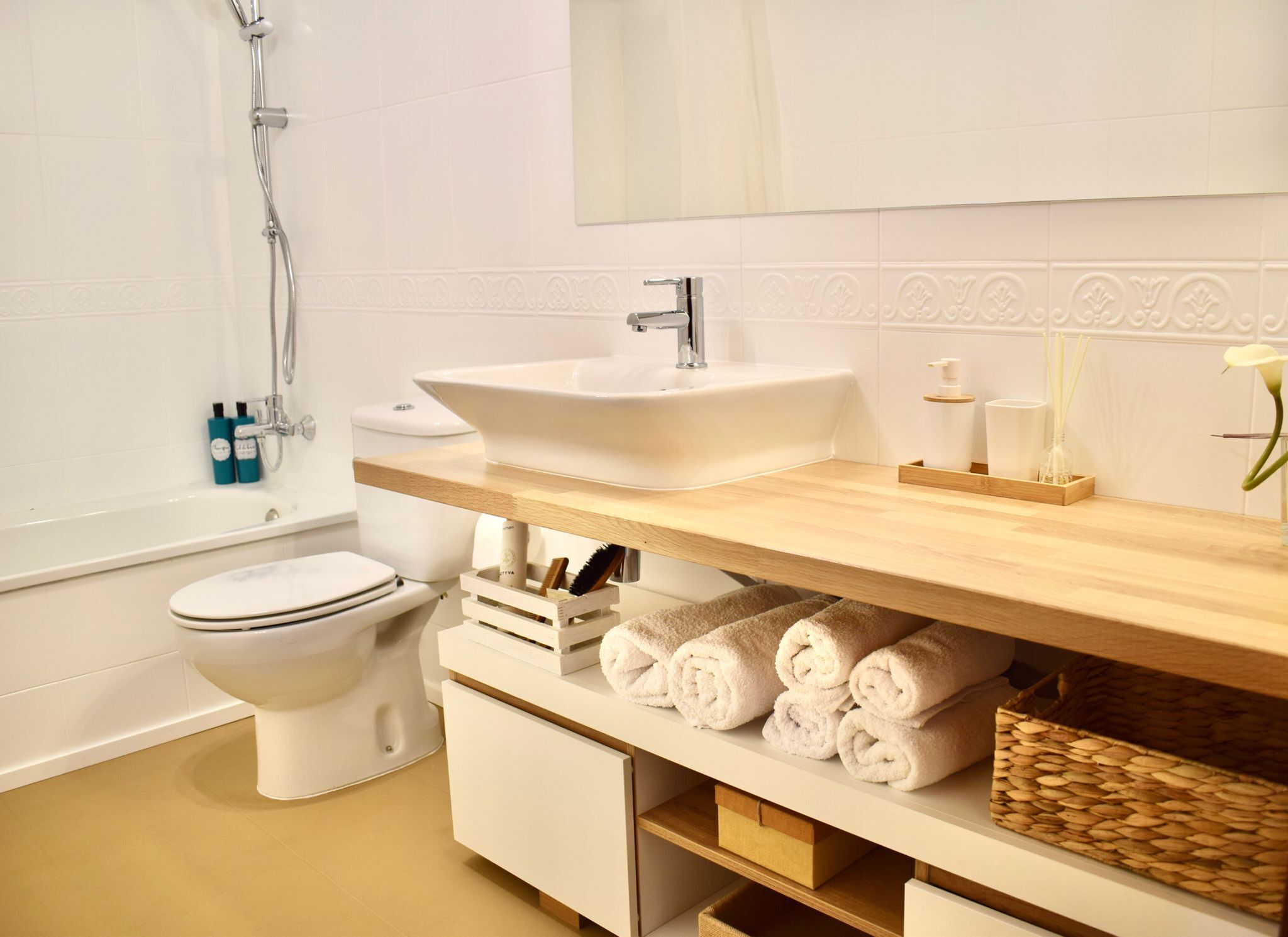 Een bad, een haardroger, een bidet, handdoeken