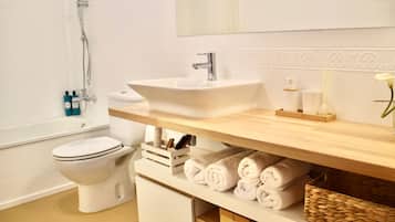 Een bad, een haardroger, een bidet, handdoeken