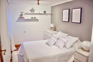 3 chambres, fer et planche à repasser, lit de bébé portatif