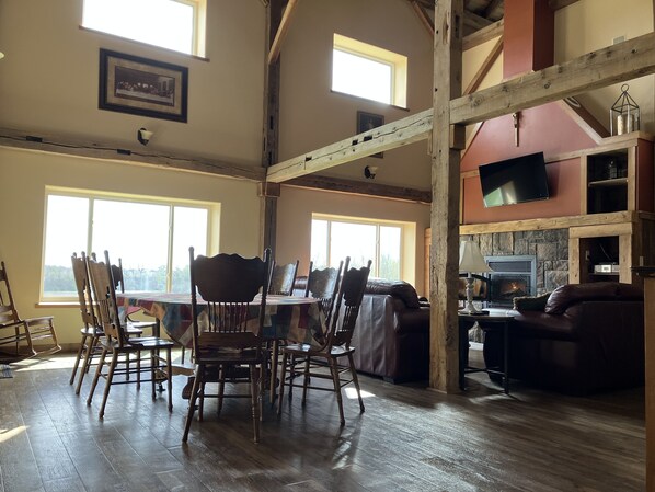 Dining - Private Peaceful Country Getaway - Family Friendly - Illinois (Berwick)