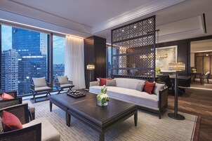 行政套房 (Andaz) | 客廳 | 65 吋LCD 電視連有線電視頻道