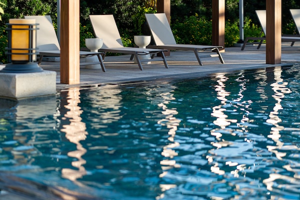 Hồ bơi ngoài trời, mở cửa từ 6:00 đến 22:00, dù/ô trên bãi biển/hồ bơi