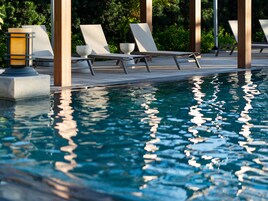 สระว่ายน้ำกลางแจ้ง เปิด 6:00 น. ถึง 22:00 น., ร่มริมสระว่ายน้ำ