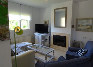 TV, fireplace, books - La Vinya del Beato 1950 (Pollensa)