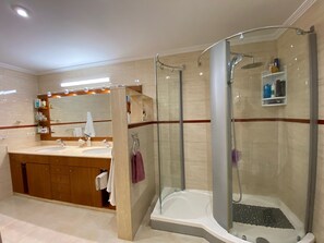Combined shower/tub, hair dryer, bidet, towels - Spacious villa with a large pool and BBQ area (Serra)