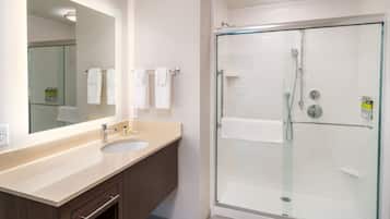 Combined shower/bathtub, towels