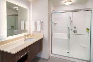 Combined shower/tub, towels