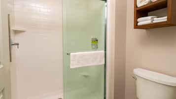 Combined shower/bathtub, towels