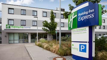 Un bâtiment de l’hôtel Holiday Inn Express avec un panneau bien visible indiquant l’emplacement du parking.