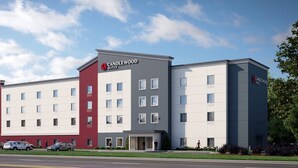 Ein mehrstöckiges Hotel im modernen Stil, mit einem gut sichtbaren Schild 'Candlewood Suites'.