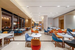 Petit déjeuner buffet servi tous les jours en supplément