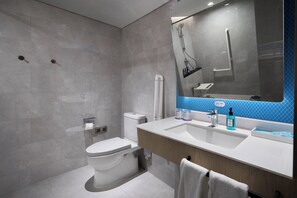 Phòng Tiêu chuẩn, 1 giường cỡ king, phù hợp cho người khuyết tật | Phòng tắm | Máy sấy tóc, dép đi trong nhà, khăn tắm 