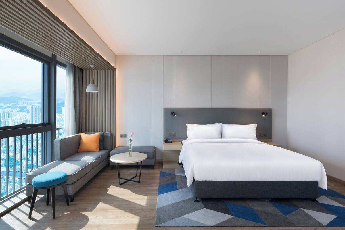 Minibar (con algunos artículos gratuitos), escritorio, wifi gratis
