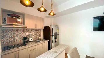 Micro-ondes, four, plaque de cuisson, cafetiĂšre/bouilloire