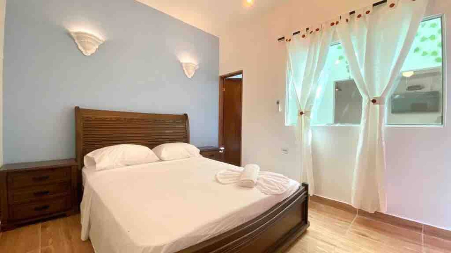 4 chambres, coffres-forts dans les chambres, bureau