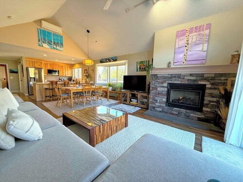 F21 Renovated single level home, open concept, new kitchen, mountain views, large lawn, AC!