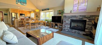 F21 Renovated single level home, open concept, new kitchen, mountain views, large lawn, AC!