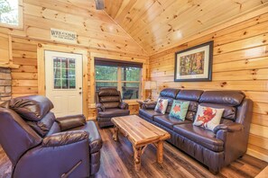 Flat-screen TV, fireplace, video games, DVD player - Free Tickets | Hot Tub, Pool Table, Media Room, Easy Access Crazy Like a Fox! (Pigeon Forge)