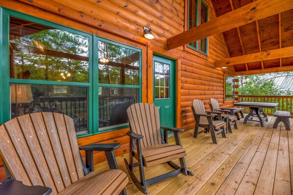 Outdoor dining - Free Tickets | Hot Tub, Pool Table, Media Room, Easy Access Crazy Like a Fox! (Pigeon Forge)
